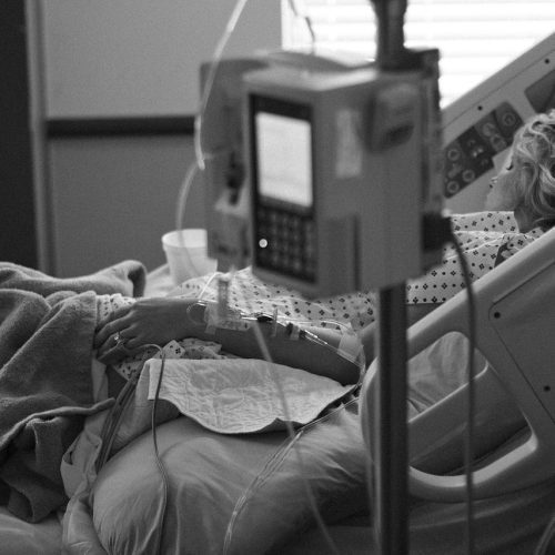 Siłowniki gazowe do łóżek szpitalnych – jak zapewnić pacjentom maksymalny komfort?