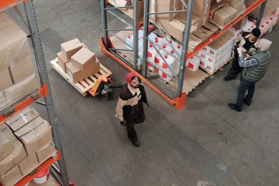 Jakie korzyści przynoszą palety plastikowe w logistyce i magazynowaniu?